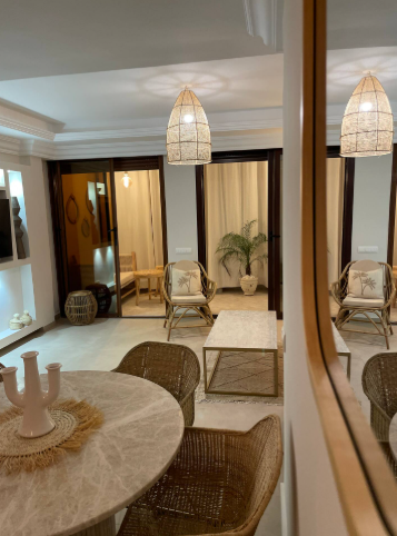 Salon et salle à manger lumineux aux luminaires tressés