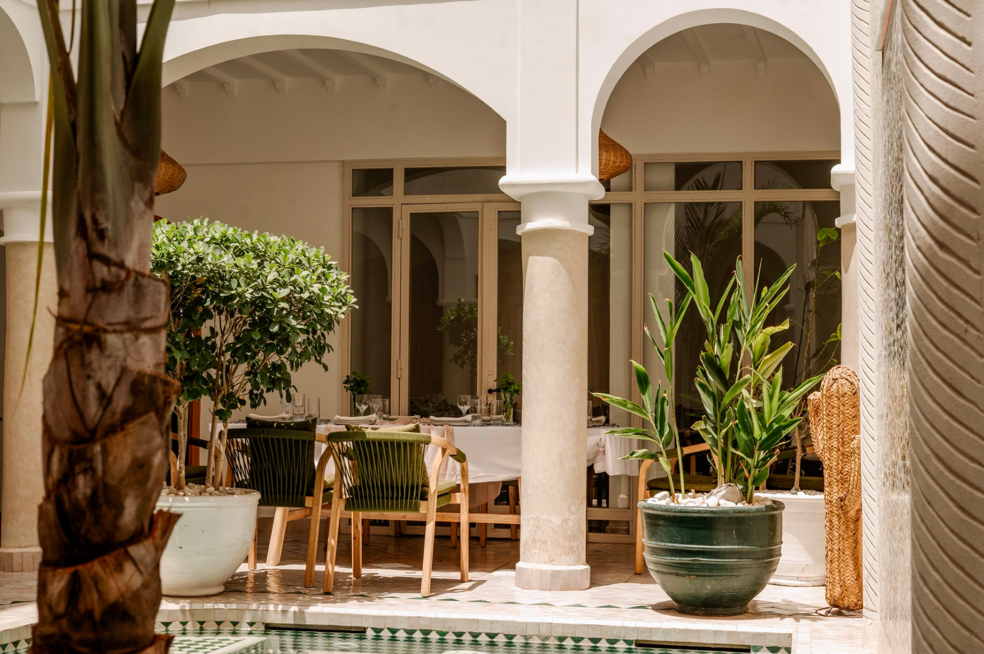 Patio lumineux aux arches blanches